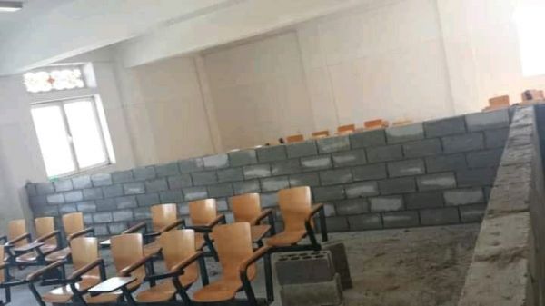 اخر صيحة لمليشياء الحوثية  :  جدار العازل بين الطلاب والطالبات بجامعة صنعاء