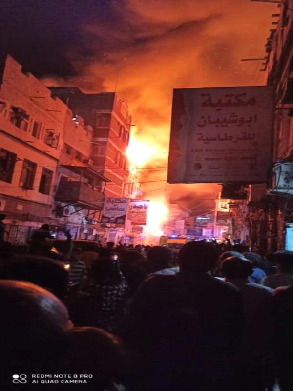 إنفجار  كبير وإندلاع حريق هائل في منزل بحي تجاري في كريتر عدن