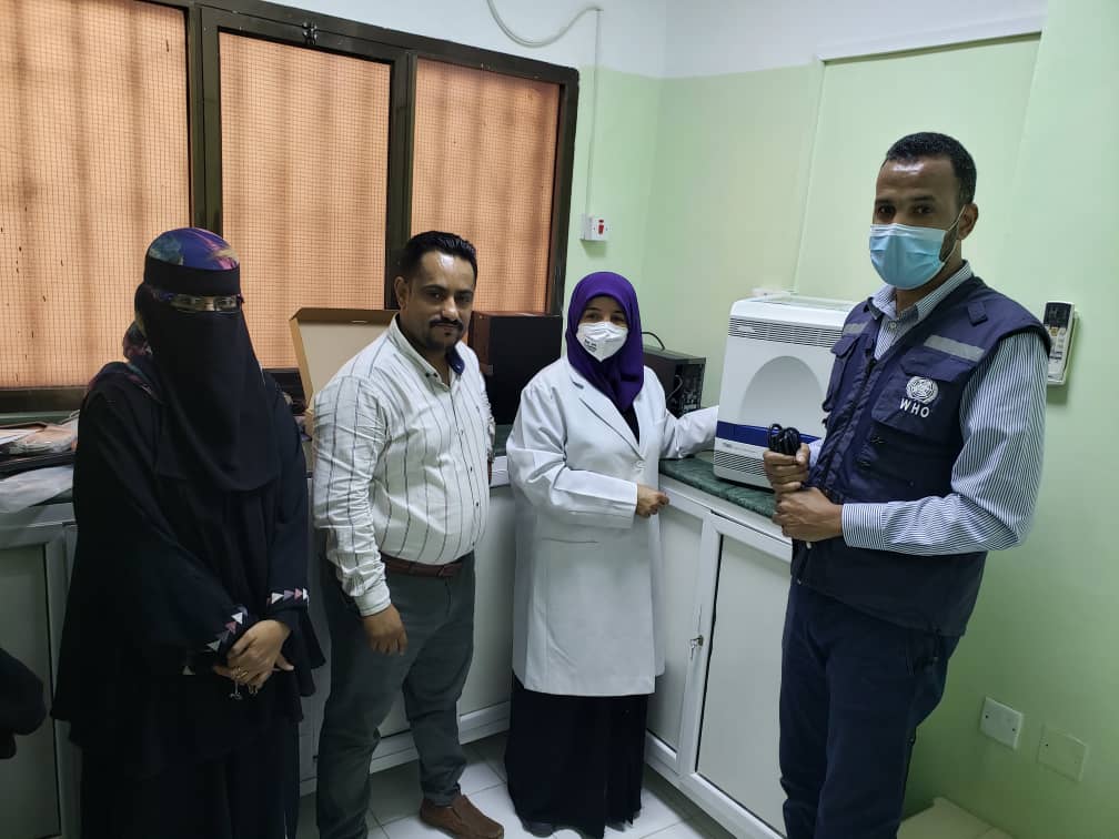 منظمة الصحة العالمية تسلم جهاز PCR لمستشفى الصداقة التعليمي في عدن