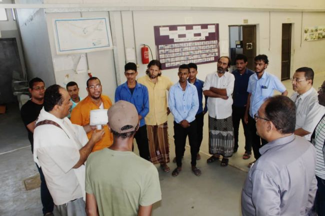 الحوثري يناقش فكرة توليد الطاقة الكهربائية عبر المياة مع مجموعة من المعلمين والطلبة المتخصيين