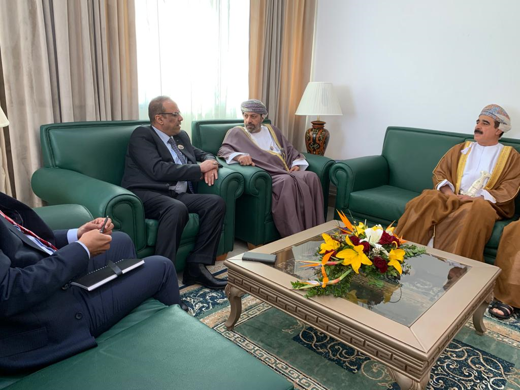 نائب رئيس الوزراء وزير الداخلية يبحث مع نظيره العماني التعاون الأمني