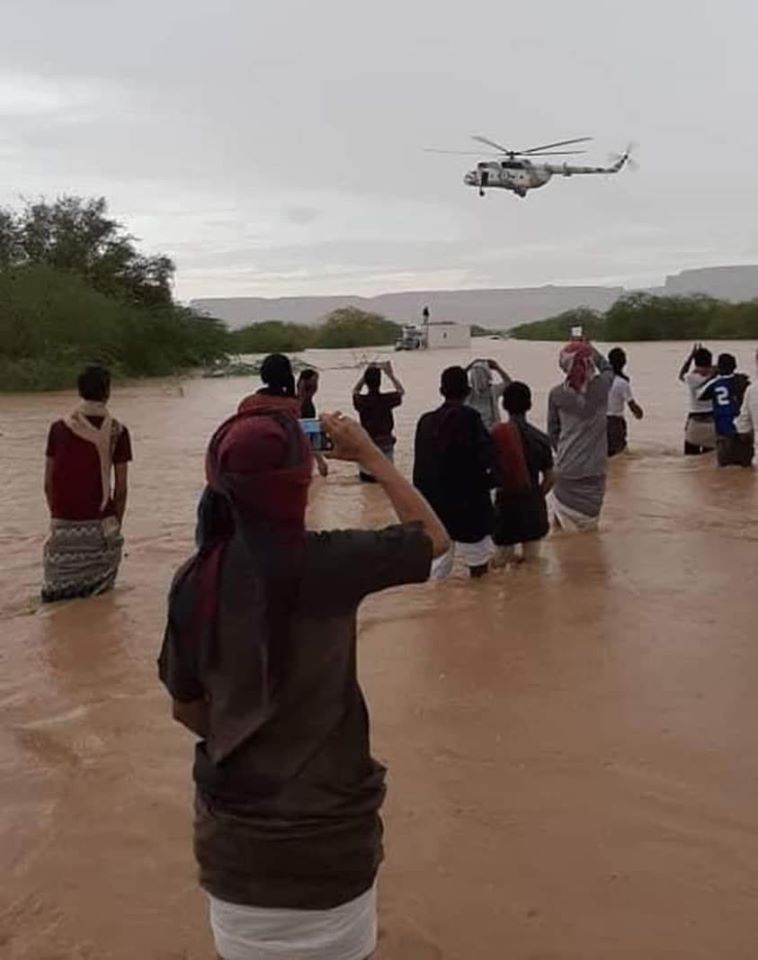 مروحية عسكرية بسيئون تنقذ مواطن علق في السيول ( صورة )