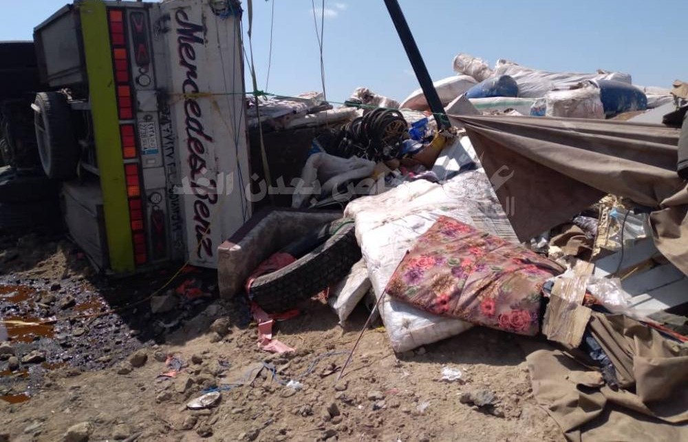 انقلاب شاحنة تحمل طرود المغتربين في السعودية في العرقوب بابين
