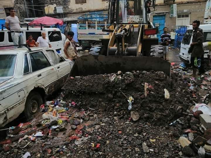 كريتر تبدأ برفع مخلفات الأمطار التي عصفت بالمديرية