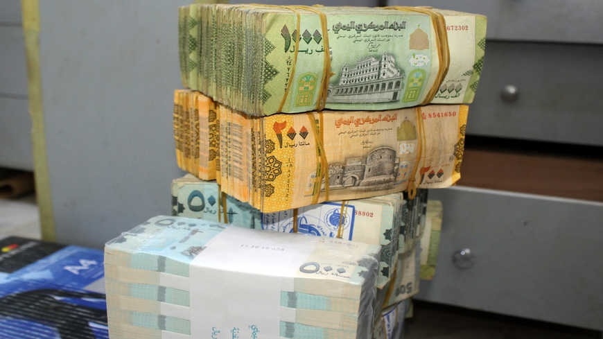 وصول حاويات أموال مطبوعة الى البنك بعدن ومخاوف من انهيار الريال