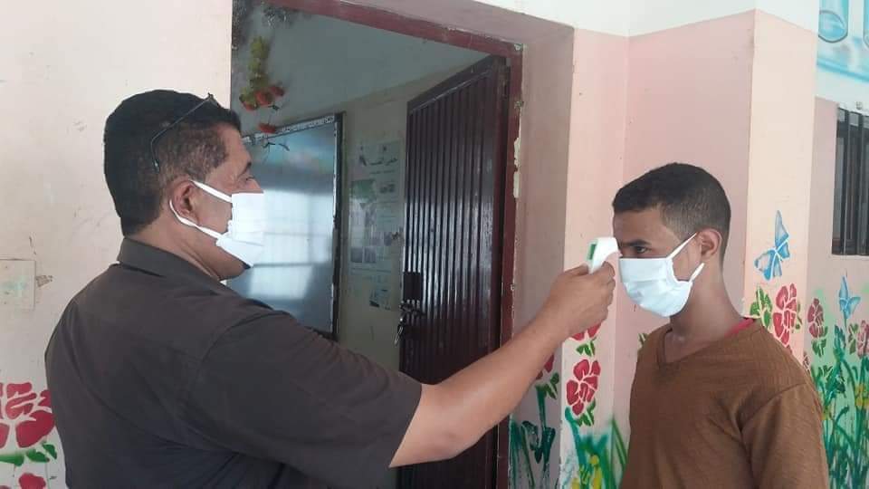 شاهد بالصور ، أول ثانوية في عدن ترفع الإضراب وتستأنف الدراسة