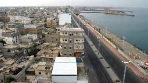 القوات المشتركة تدمر ثكنات ومرابض مدفعية تابعة للحوثيين بالحديدة