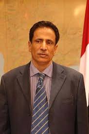 محافظ المهرة يناقش على آليات تحسين الأداء الوظيفي ويطلع على الإحتياجات الخدمية للمسيلة