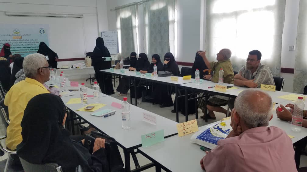بمناسبة يوم المرأة العالمي :  منتدى صانعات السلام يقيم جلسة حوارية مجتمعية بمديرية البريقة في عدن