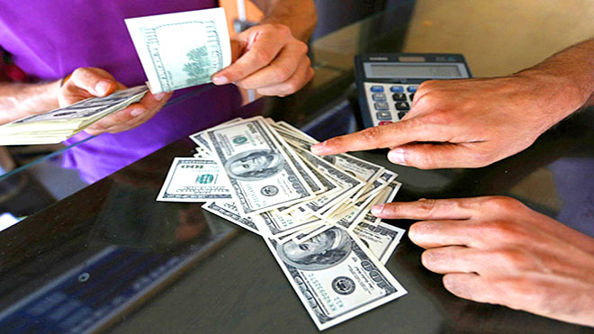 الدولار يقترب من الألف ريال يمني ، تعرف على الصرف الآن في عدن 