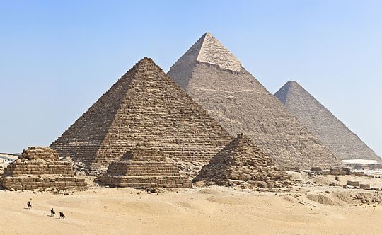 مطالبات بتدمير أهرامات الجيزة 