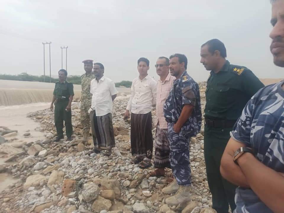 بتوجيه من المحافظ فتح خط الشحر الدولي عقب تضرّره من السيول  الأخيرة