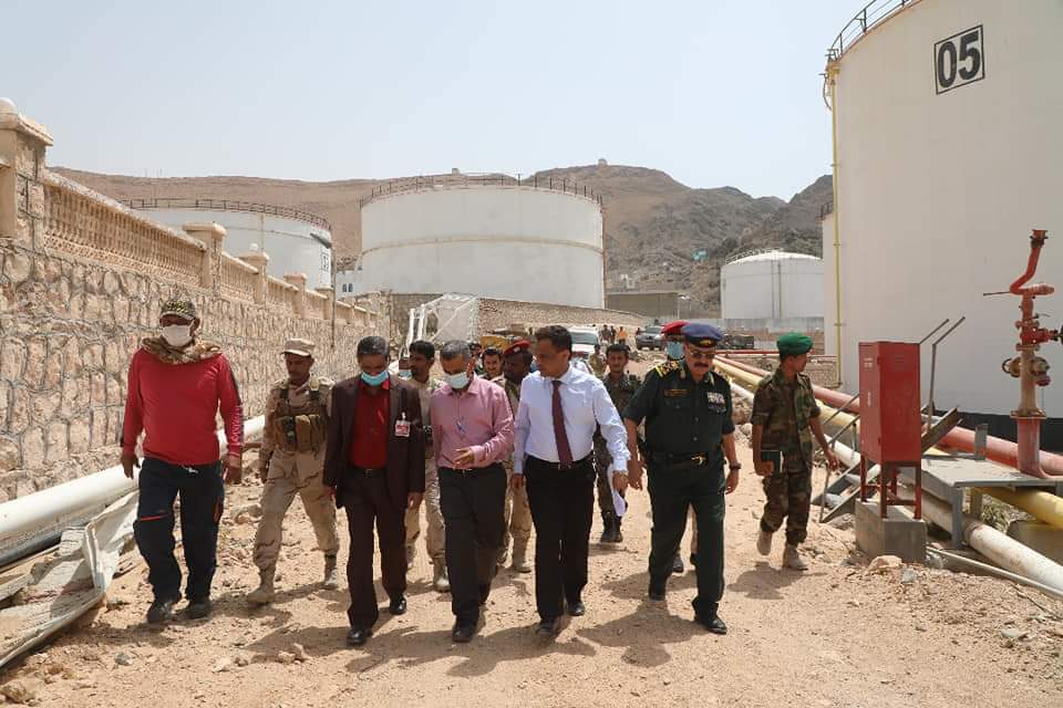 محافظ حضرموت يتفقد خزانات منشآت خلف بالمكلا ويوجه بنقلها إلى موقع آمن خارج المدينة