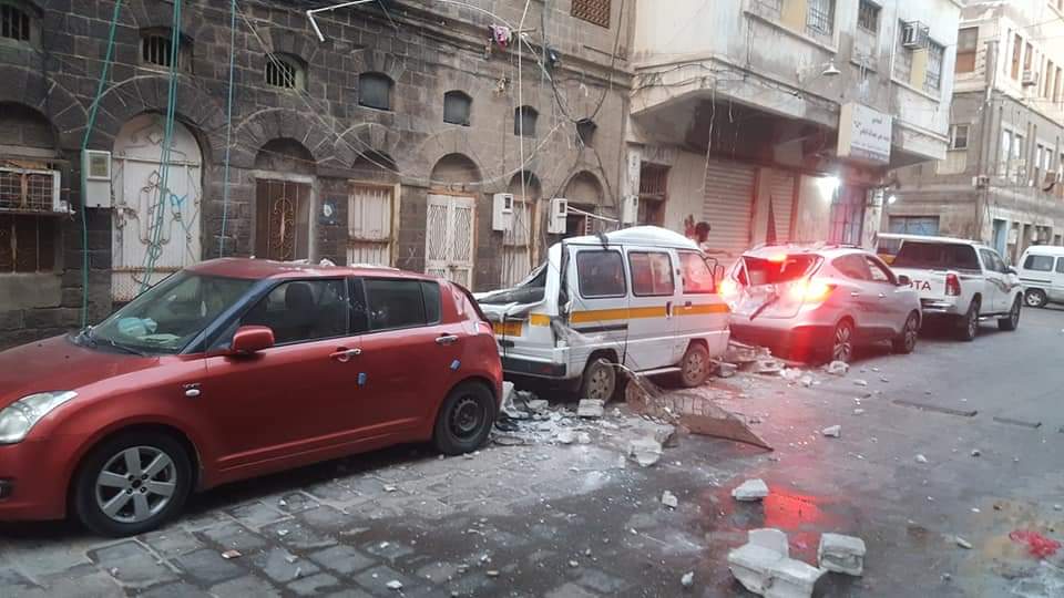 شاهد بالصور إنهيار منزل في عدن وتحذيرات من السباحة هذا اليوم 