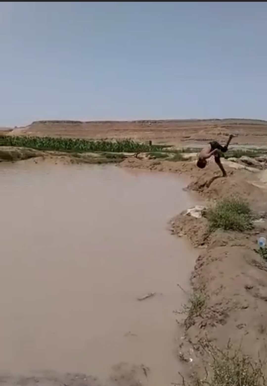 شاهد فيديو يوثق لحظة غرق طفلين في محافظة صعدة وهكذا تم إنقاذهم
