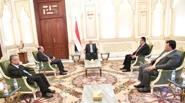 الرئيس هادي يوجه بمعالجات هامة لأزمة الخدمات وصرف المرتبات