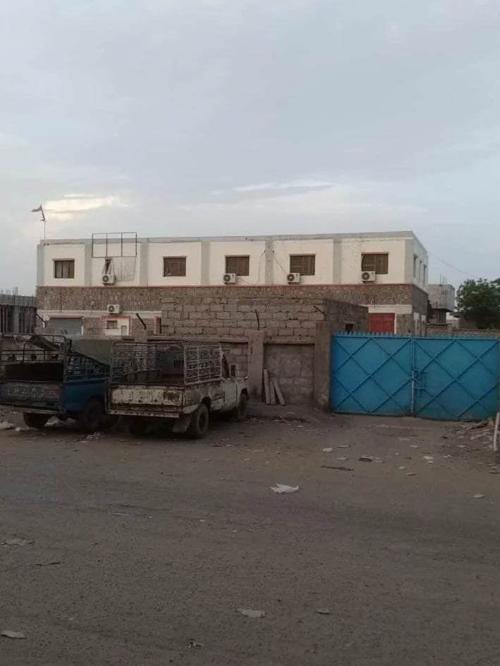 مواطن يُطالب محافظ لحج بمحاسبة مسئولي المياه بالمحافظة