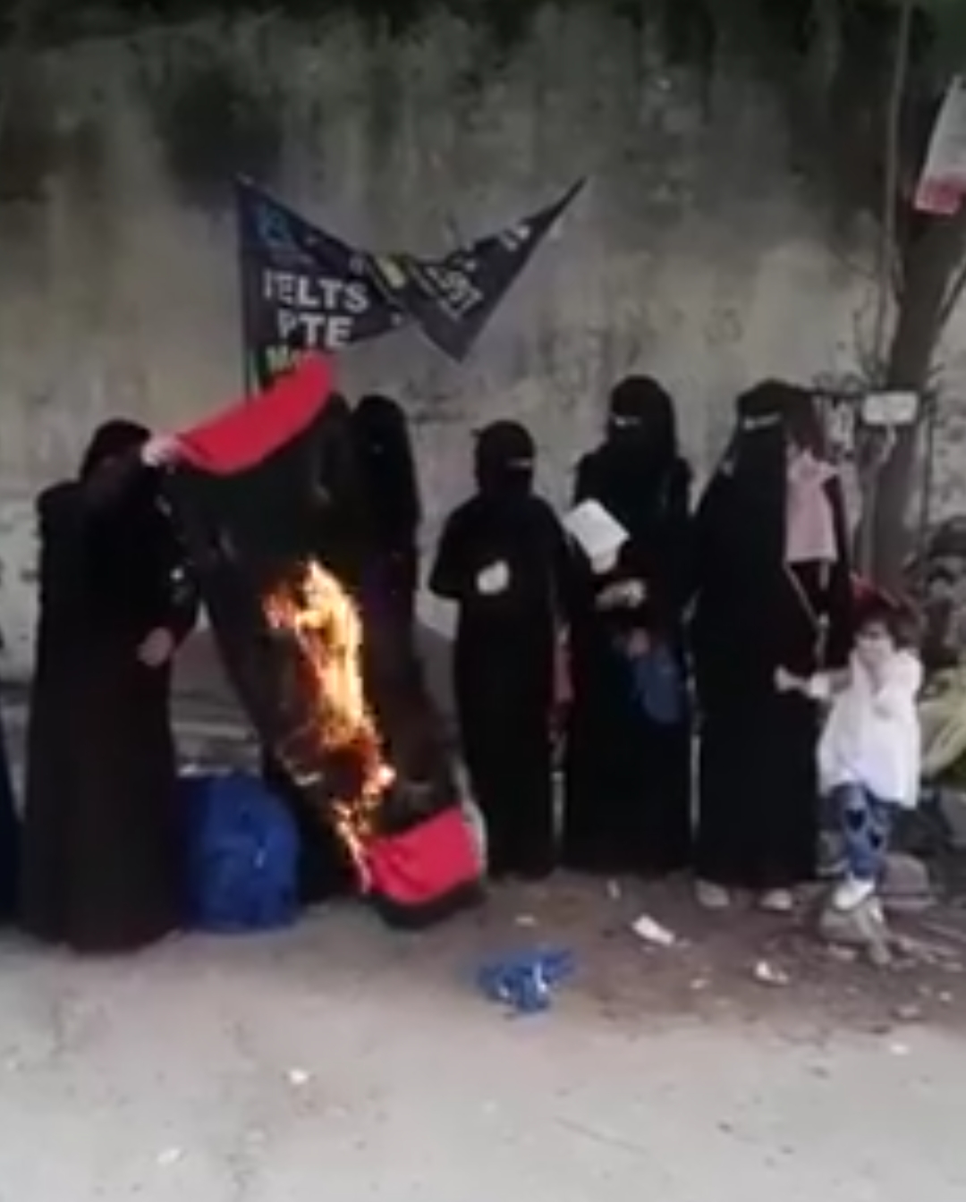 شاهد فيديو لنساء يمنيات عالقات في الهند يحرقن حجاباتهن احتجاجا على عدم إعادتهن إلى أرض الوطن 