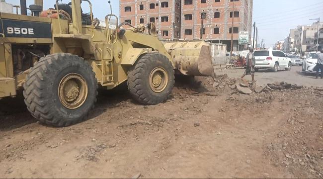 عدن مدير عام المنصورة يدشن مشروع إعادة تأهيل وسفلتة شارع جميلة