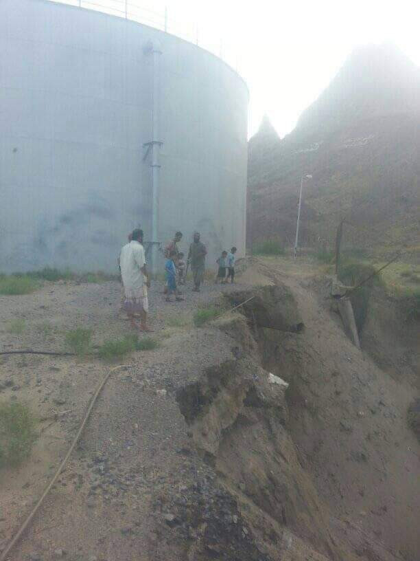 بالصور ، إنهيار وشيك لخزان المياه بالبريقه والأهالي يناشدون