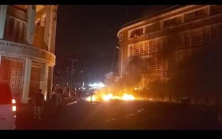 شاهد موجة غضب شعبية في العاصمة المؤقتة عدن تهتف برحيل الانتقالي