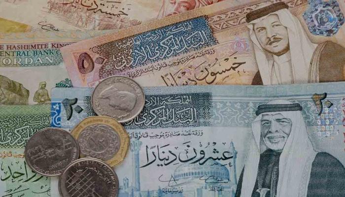 أردني يجبر زوجته على ابتلاع 10 دنانير.. ما السر