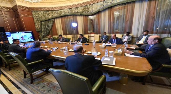 الرئيس هادي يستدعي كبار المسؤولين والمستشارين إلى الرياض