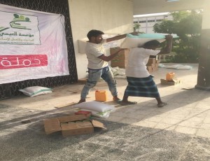 شباب طفرة عدنية برعاية العيسي يواصل بتوزيع الدفعة الرابعة والخامسة من السلل الغذائية للمتضررين في عدن