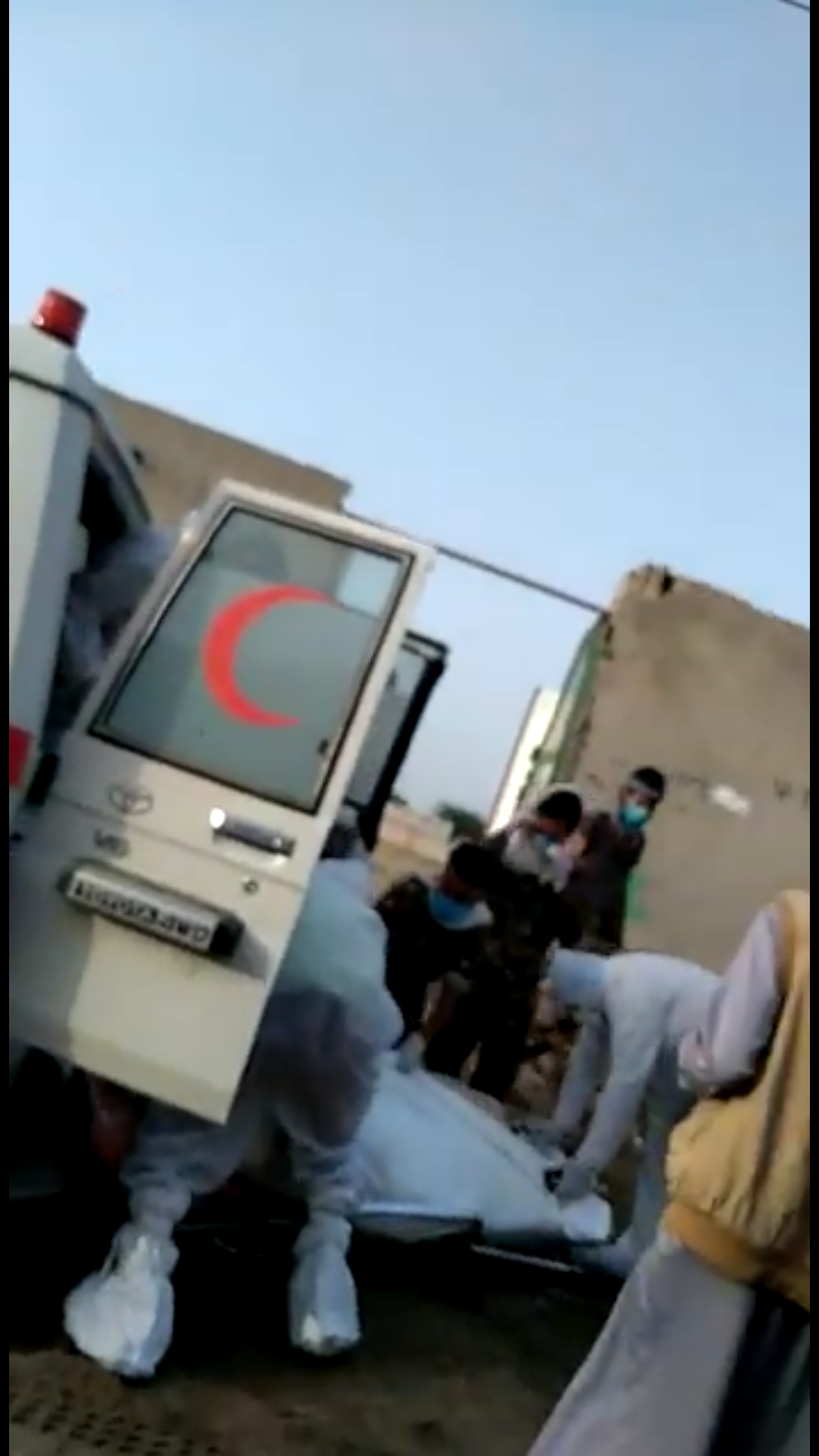 فيديو صادم لسقوط جثة مريض كورونا اثناء تشييع جنازته 