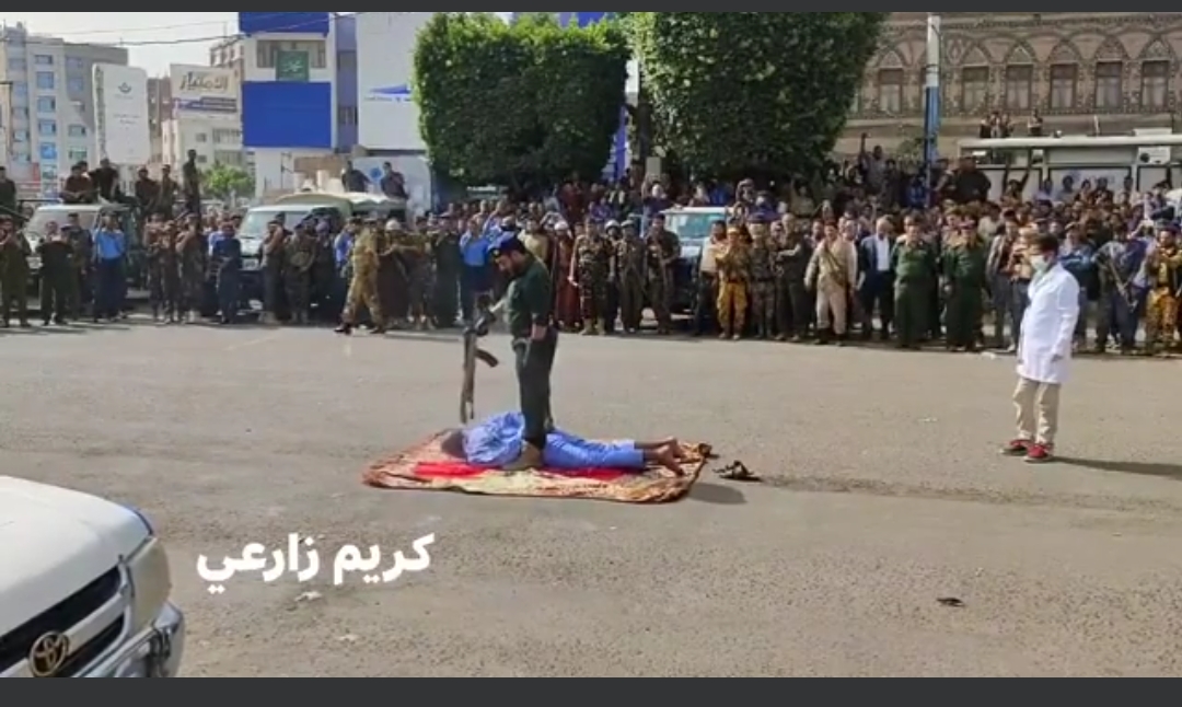  شاهد أول صور من تنفيذ حكم إعدام النعامي في ميدان التحرير بصنعاء