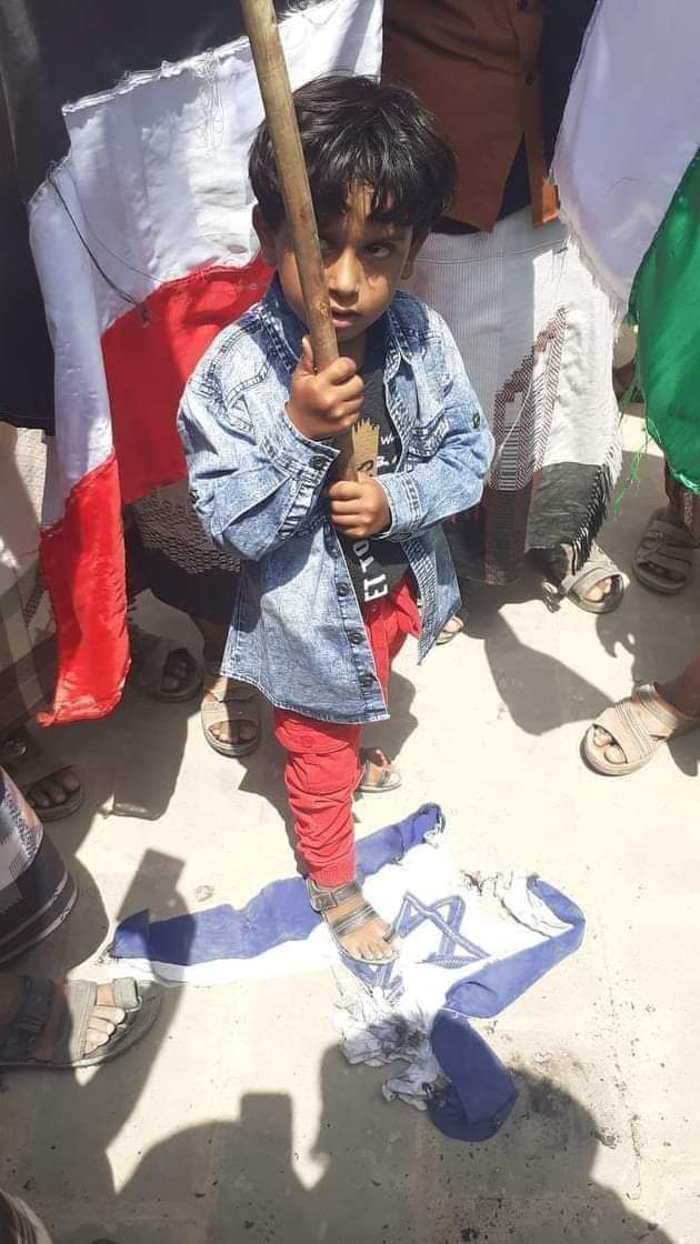 صورة طفل شبواني يدوس علم إسرائيل بعتق تتصدر مواقع التواصل الاجتماعي