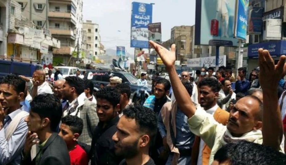 "لا حوثي لا انتقالي".. متظاهرون بتعز يتضامنون مع المحتجين في عدن