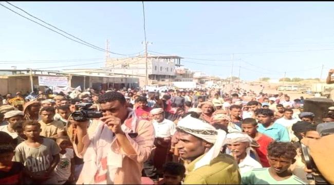 عقب عامين على فشله الخوخة تشهد وقفة احتجاجية تطالب بالغاء ستوكهولم واستكمال تحرير الحـديدة