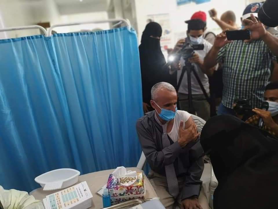 وكيل وزارة الصحة ومدير مستشفى الجمهورية يتلقيان اللقاح ضد كورونا ( صور )