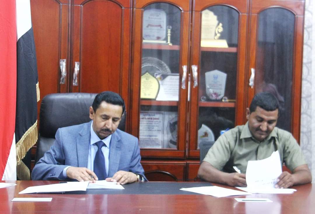 محافظ شبوة يوقع  عقد لمشروع مبنى كلية التربية بالمحافظة