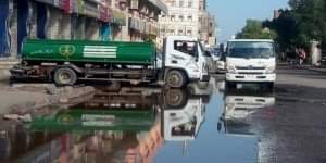  صندوق النظافة بـ #عدن يقوم بشفط مياه الأمطار 