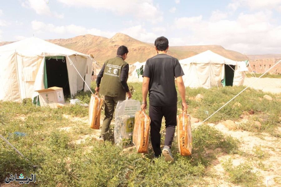 مركز الملك سلمان للإغاثة يوزع مواد إيوائية للمتضررين في مديريتي حديبو ونوجد في سقطرى