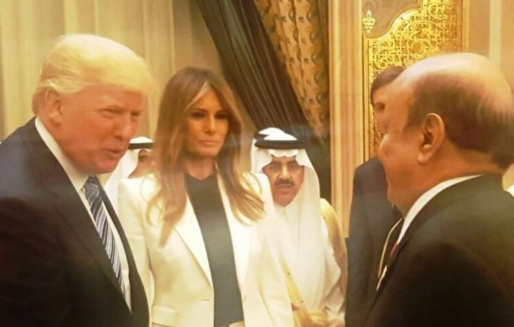 رئيس الجمهورية يتلقى برقية تهنئة من الرئيس الأميركي ترمب بمناسبة العيد الوطني الـ 30 للجمهورية اليمنية