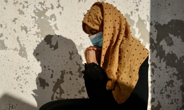 صحيفة بريطانية تكشف عن وقائع اغتصاب وتعذيب وإسقاط ”أجنة” لحوامل يمنيات خلال الحرب