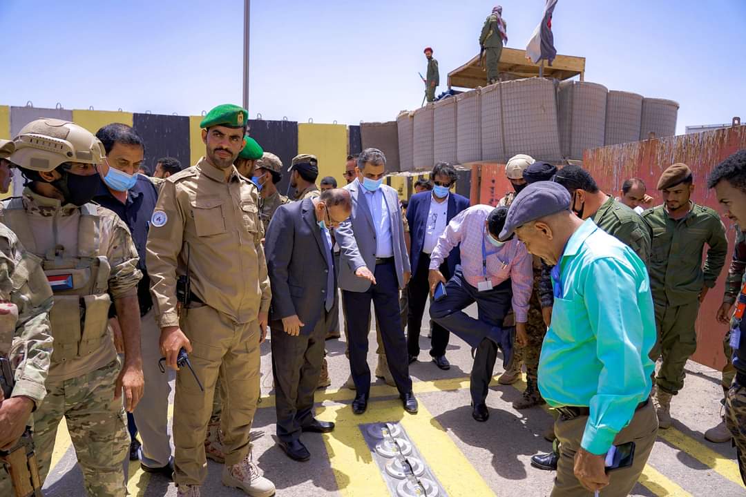 لملس وحُميد يوجهان بفتح الشوارع ورفع الحواجز الاسمنتية لمطار عدن الدولي 