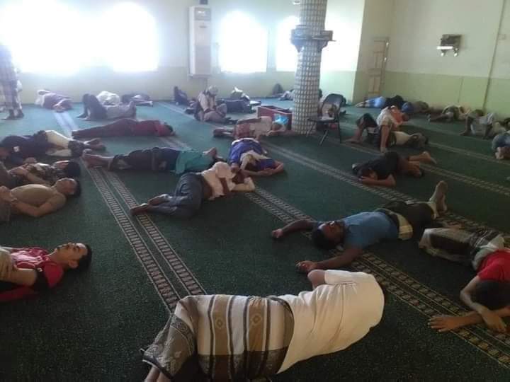 صورة من أحد مساجد عدن تثير غضب مجتمعي وسخط واسع النطاق ( شاهد الصورة )