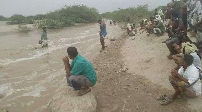 سيول الأمطار تقطع طريق دولي واصل بين عدن وحضرموت