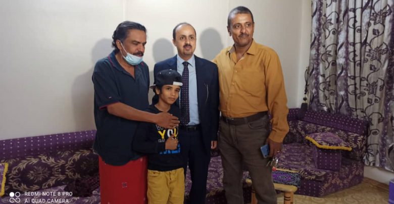 الارياني يطمئن على صحة الفنان القدير نائف عوض