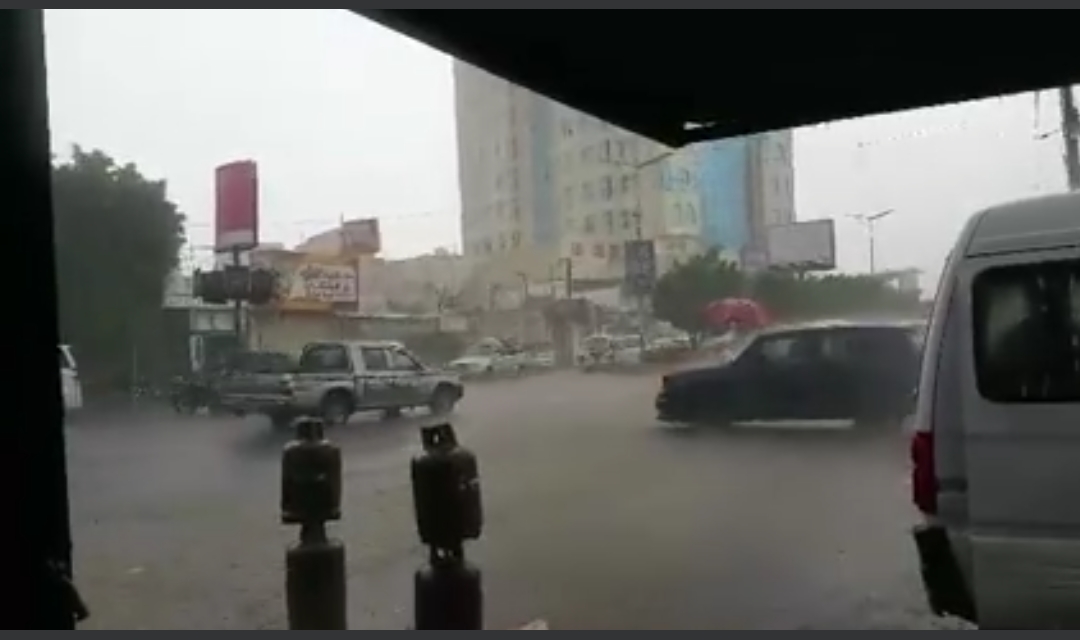 بالفيديو، هطول امطارا غزيرة على مدينة صنعاء الآن 