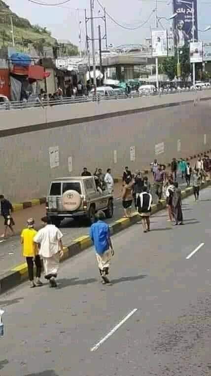 شاهد بالفيديو ، سيل بشري من رجال صنعاء يمنعون سائق متهور من الغرق ويقومون بربط سيارته وجرها
