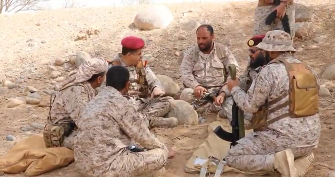 وزير الدفاع يتفقد الخطوط الأمامية في جبهات نهم ويشيد بمعنويات أبطال الجيش