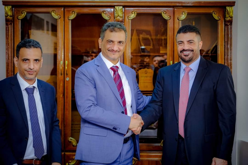 بالصور ، اجراء عملية استلام وتسليم بين المحافظ القديم والجديد بعدن