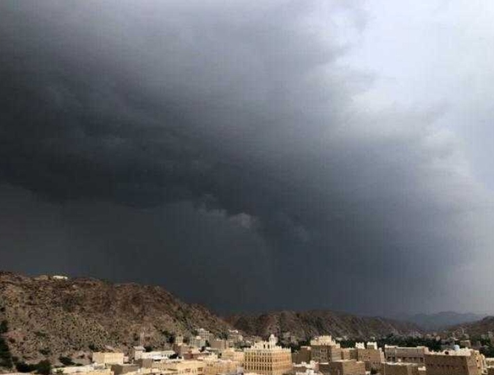 فلكي يمني يكشف عن أكثر المحافظات هطولا للأمطار نهاية الأسبوع الجاري