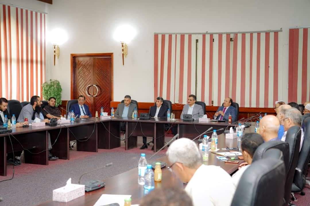 المحافظ لملس يتفق مع كبار التجّار والمستوردين على تخفيض أسعار المواد الأساسية والاستهلاكية