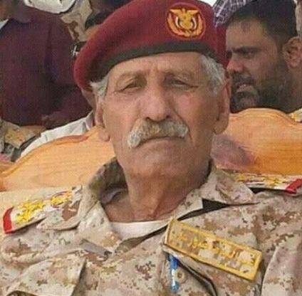 محافظ المهرة وقيادة السلطة المحلية وجموع المواطنين يؤدون صلاة الجنازة على جثمان قائد محور الغيضة اللواء عبدالله منصور الوليدي